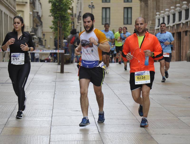 Más de 7.500 corredores participan en la 29ª edición de la Media Maratón Ciudad de Málaga.