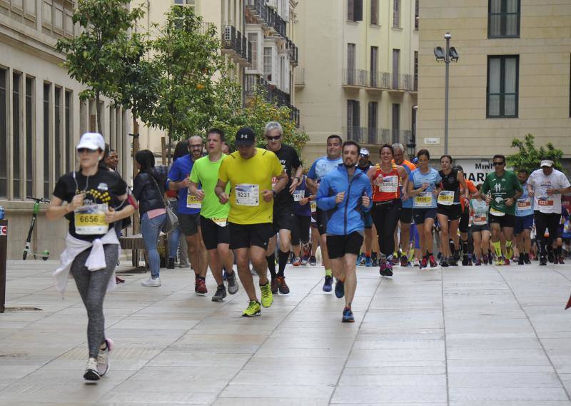 Más de 7.500 corredores participan en la 29ª edición de la Media Maratón Ciudad de Málaga.