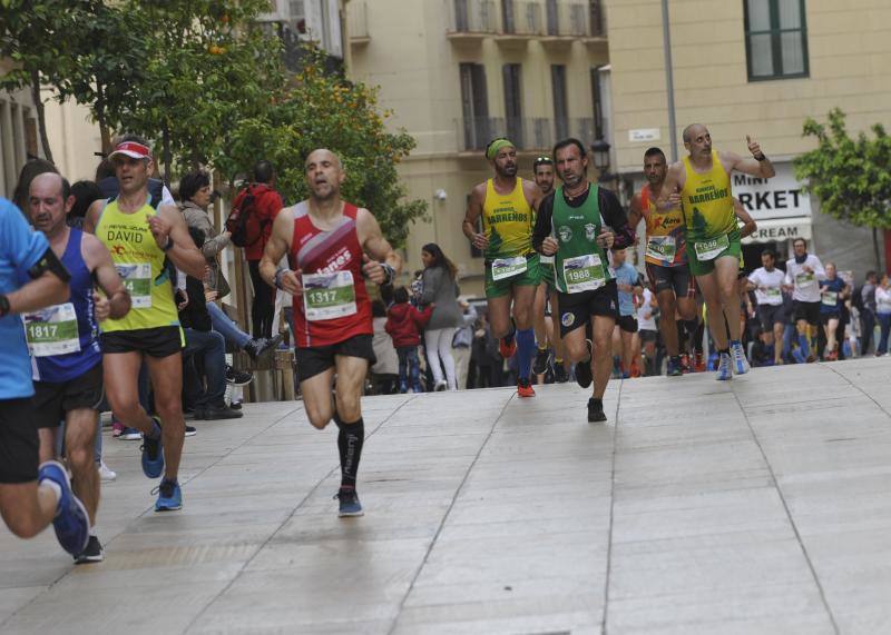 Más de 7.500 corredores participan en la 29ª edición de la Media Maratón Ciudad de Málaga.