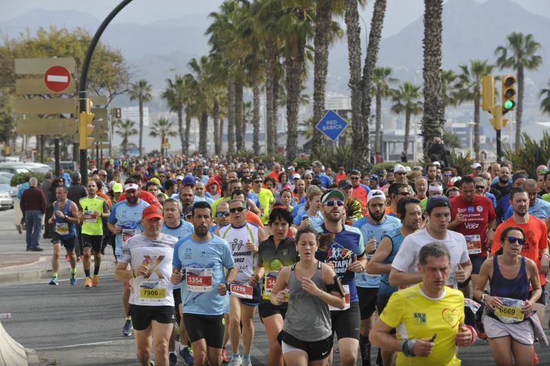 Más de 7.500 corredores participan en la 29ª edición de la Media Maratón Ciudad de Málaga.