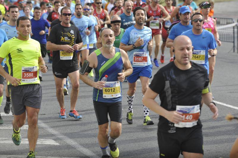 Más de 7.500 corredores participan en la 29ª edición de la Media Maratón Ciudad de Málaga.