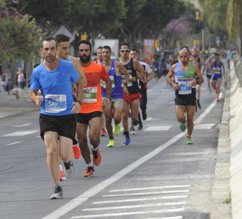 Más de 7.500 corredores participan en la 29ª edición de la Media Maratón Ciudad de Málaga.