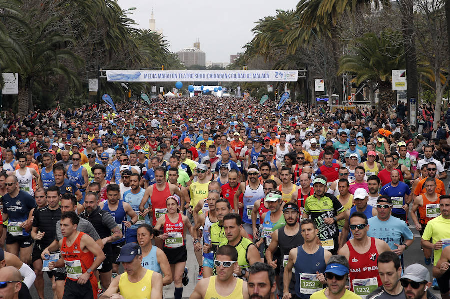 Más de 7.500 corredores participan en la 29ª edición de la Media Maratón Ciudad de Málaga.