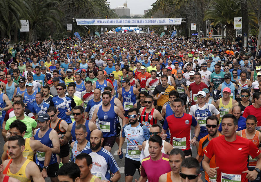 Más de 7.500 corredores participan en la 29ª edición de la Media Maratón Ciudad de Málaga.