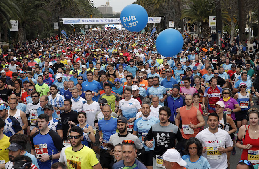 Más de 7.500 corredores participan en la 29ª edición de la Media Maratón Ciudad de Málaga.