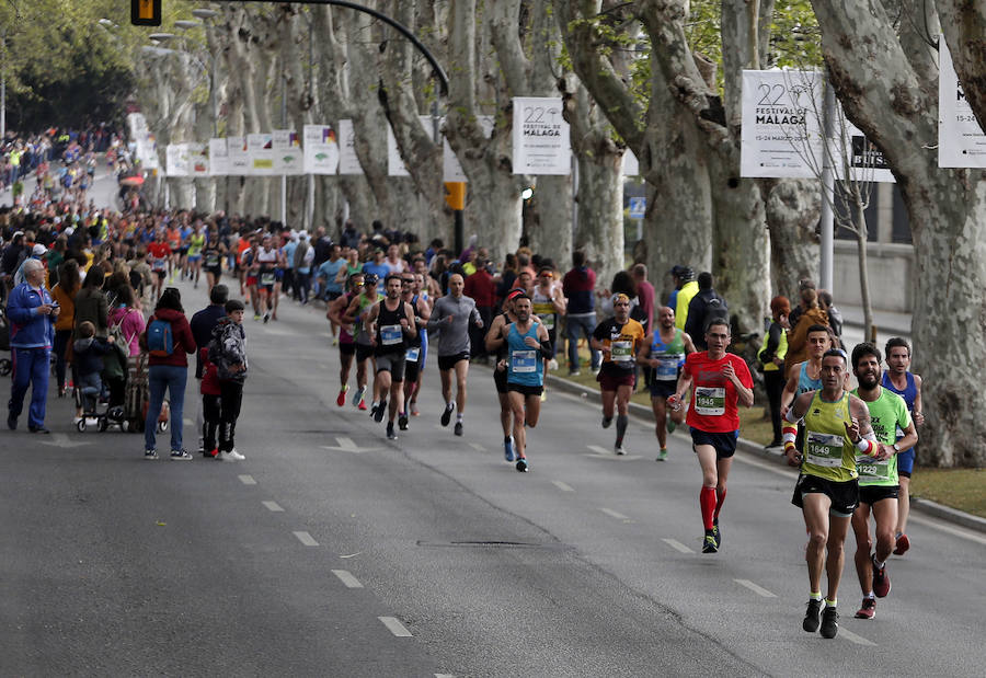Más de 7.500 corredores participan en la 29ª edición de la Media Maratón Ciudad de Málaga.