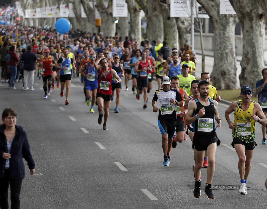 Más de 7.500 corredores participan en la 29ª edición de la Media Maratón Ciudad de Málaga.