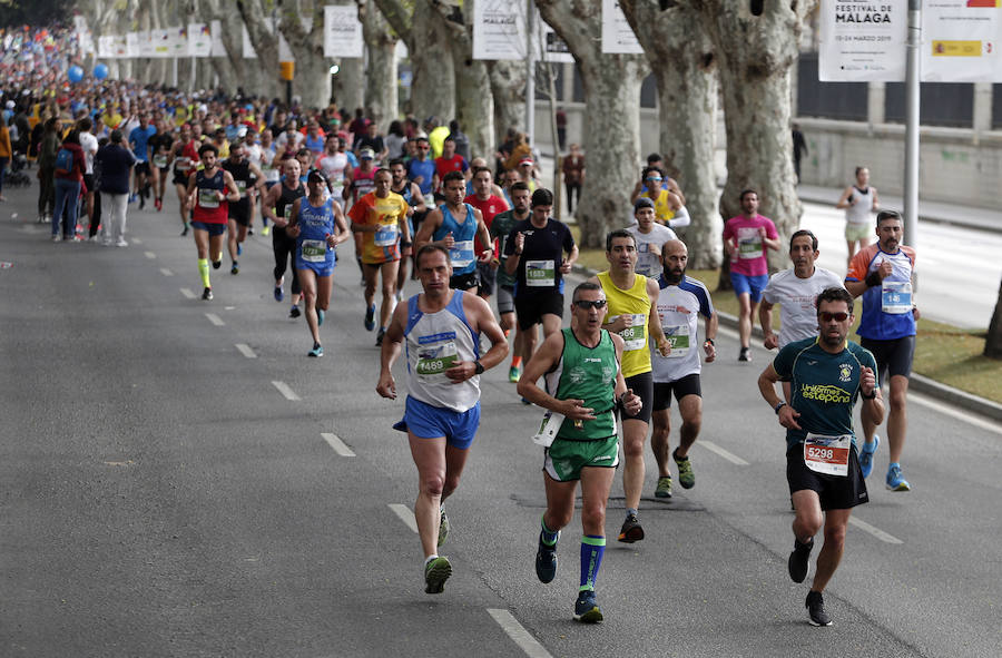 Más de 7.500 corredores participan en la 29ª edición de la Media Maratón Ciudad de Málaga.