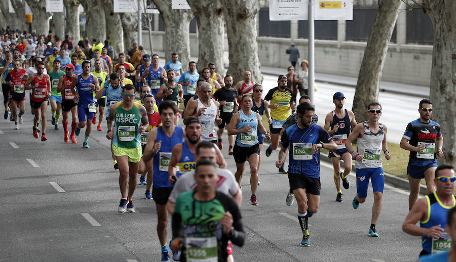 Más de 7.500 corredores participan en la 29ª edición de la Media Maratón Ciudad de Málaga.