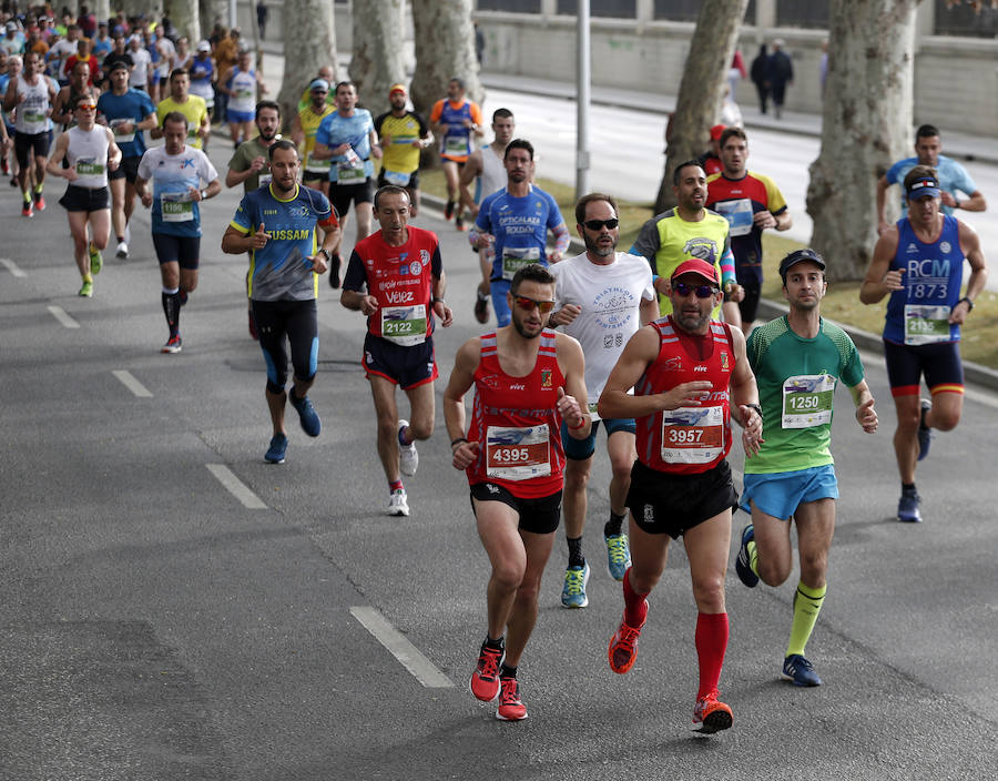 Más de 7.500 corredores participan en la 29ª edición de la Media Maratón Ciudad de Málaga.