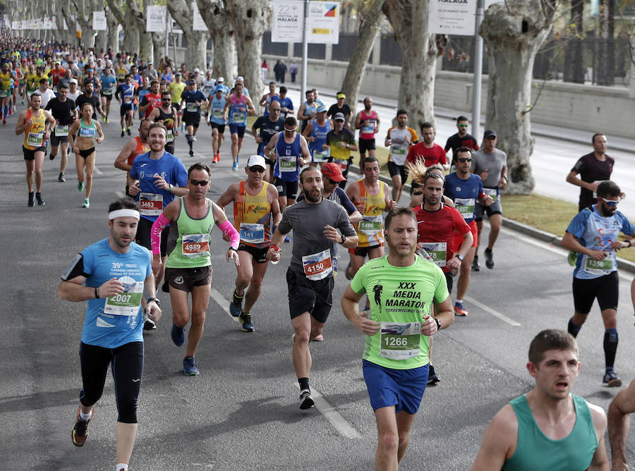 Más de 7.500 corredores participan en la 29ª edición de la Media Maratón Ciudad de Málaga.