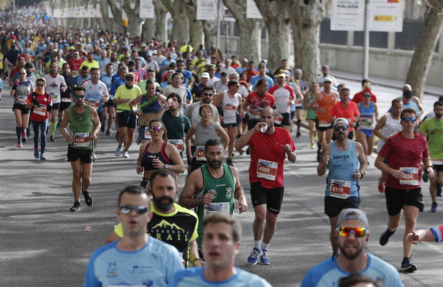 Mucho ambiente y color han llenado hoy las calles del centro de Málaga en la Media Maratón Teatro Soho Caixabank Ciudad de Málaga 2019