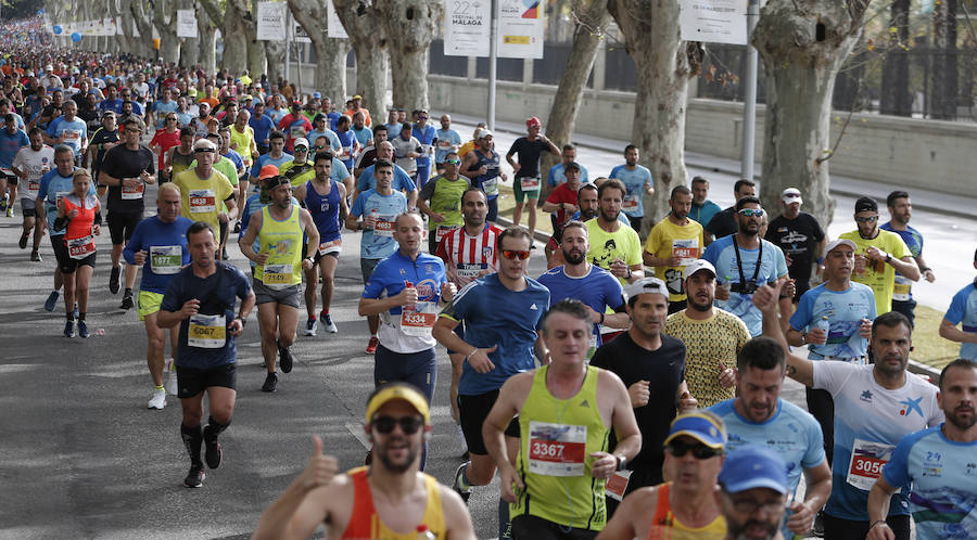 Mucho ambiente y color han llenado hoy las calles del centro de Málaga en la Media Maratón Teatro Soho Caixabank Ciudad de Málaga 2019