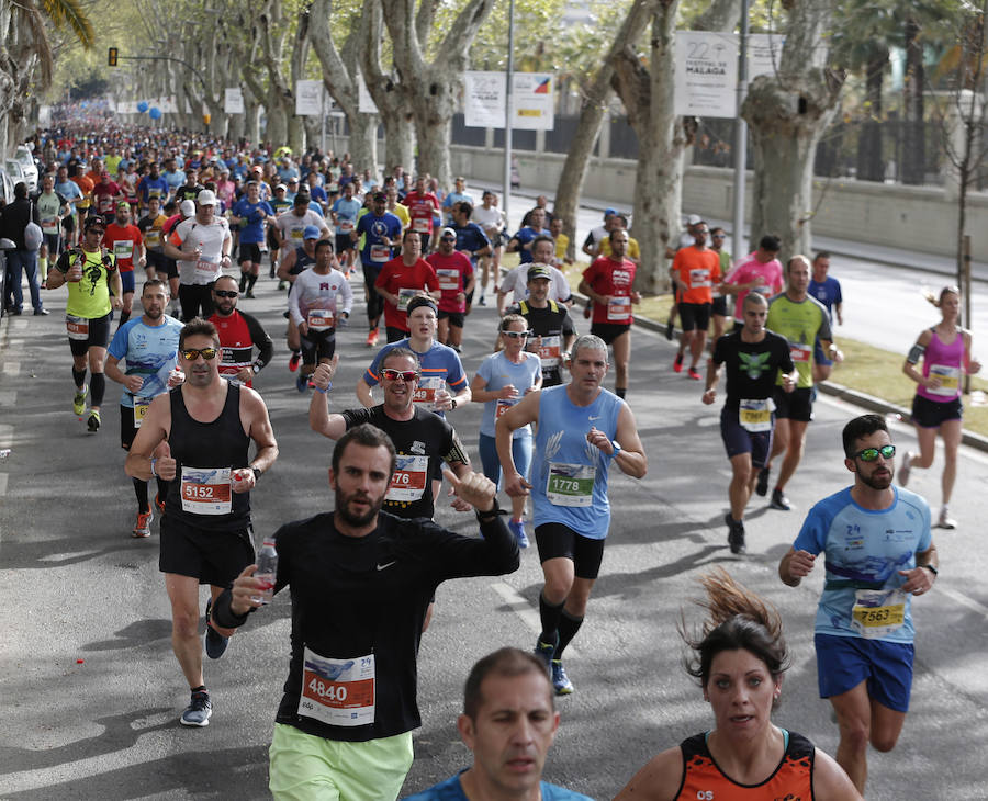 Mucho ambiente y color han llenado hoy las calles del centro de Málaga en la Media Maratón Teatro Soho Caixabank Ciudad de Málaga 2019