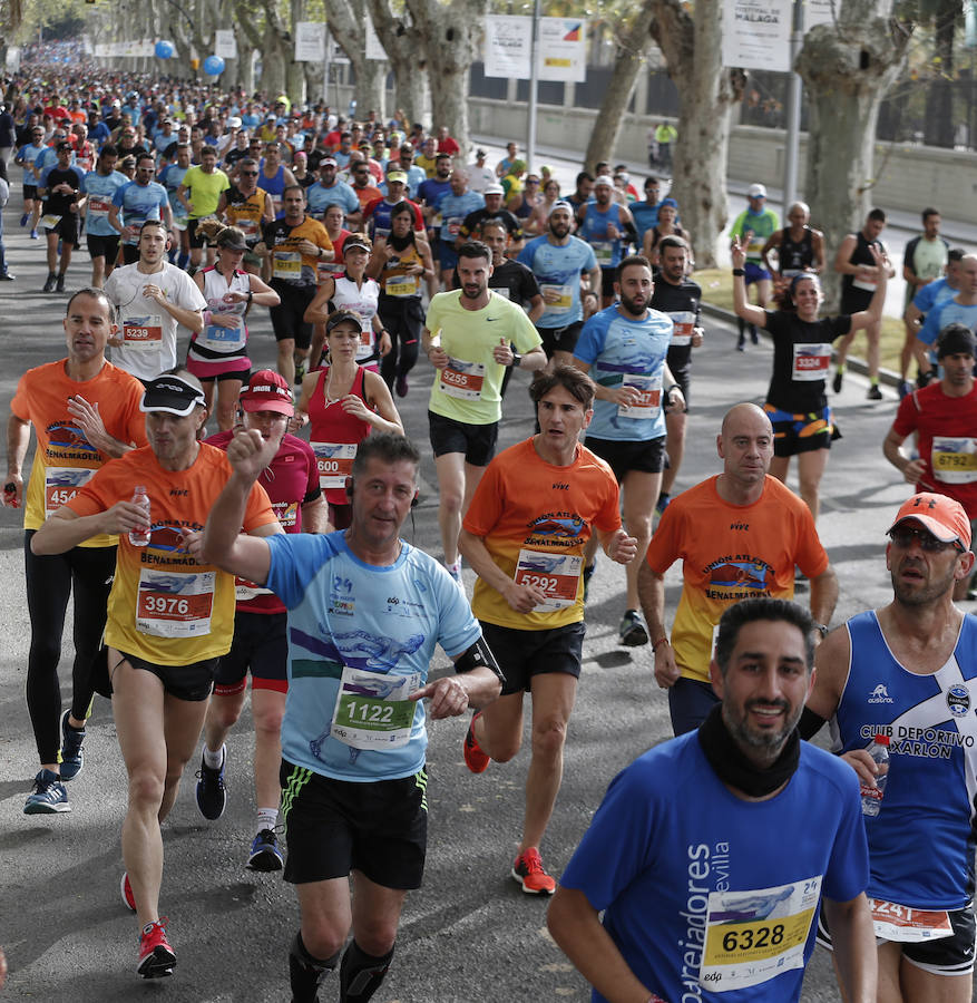 Mucho ambiente y color han llenado hoy las calles del centro de Málaga en la Media Maratón Teatro Soho Caixabank Ciudad de Málaga 2019