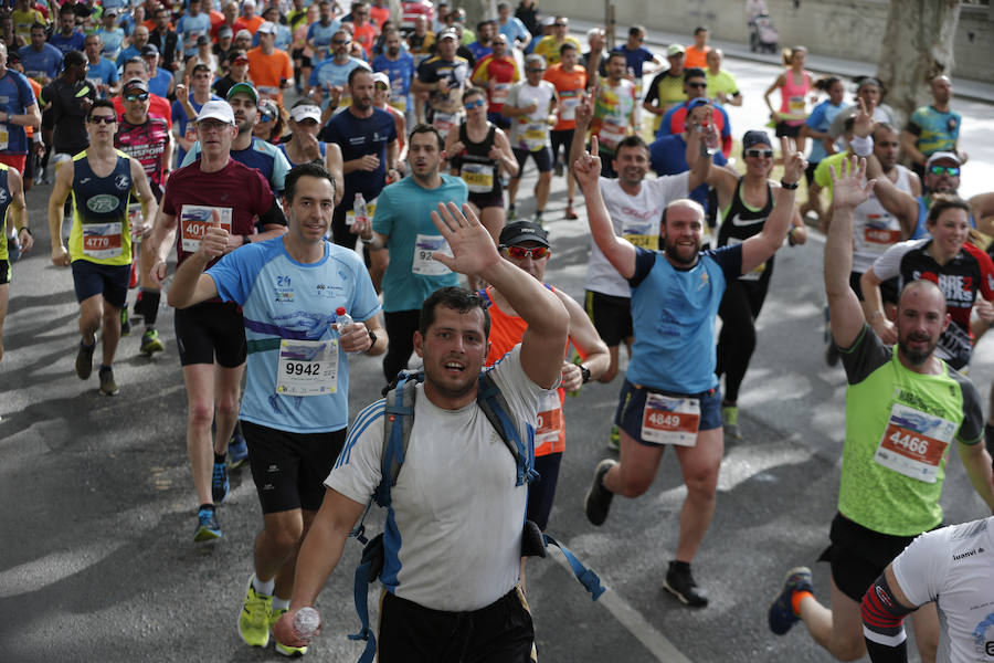 Mucho ambiente y color han llenado hoy las calles del centro de Málaga en la Media Maratón Teatro Soho Caixabank Ciudad de Málaga 2019