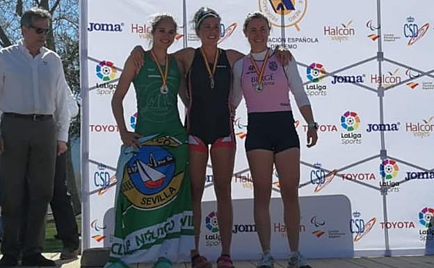 De Miguel, en el centro, con el oro del Open Nacional de Primavera