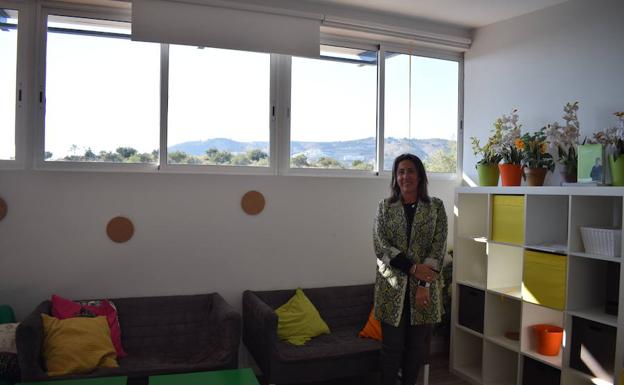 La directora del centro en una de las aulas especiales. 