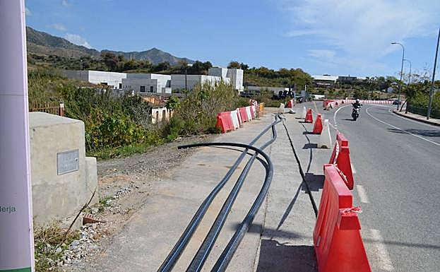 En las inmediaciones de la planta depuradora hay trabajos para instalar el suministro eléctrico. 