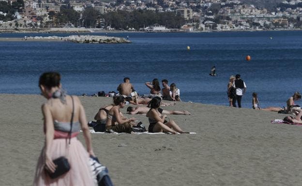 Bañistas en la playa de La Malagueta a principios de marzo, que ha tenido temperaturas primaverales.