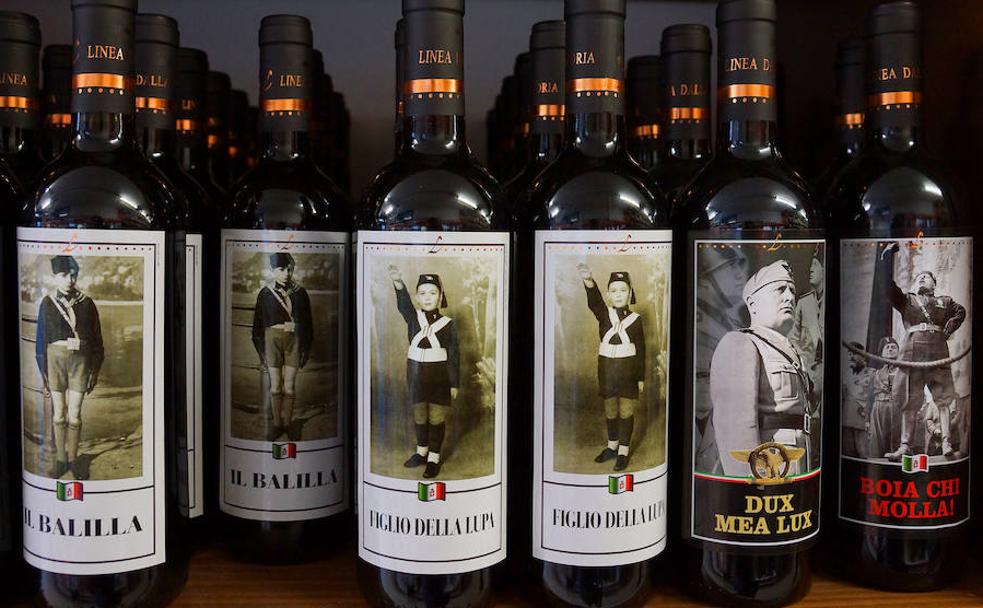 Botellas de vino a la venta en un establecimiento romano recuerdan en sus etiquetas al fundador del fascismo italiano, Benito Mussolini, con mensajes insultantes.