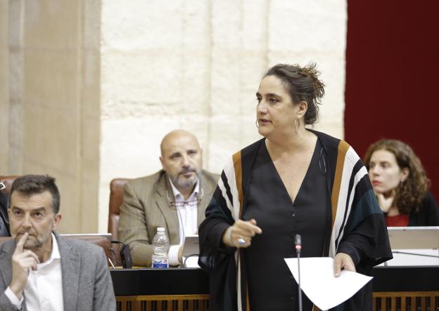 Ángela Aguilera y Antonio Maíllo en la última sesión de control al presidente en el Parlamento. 