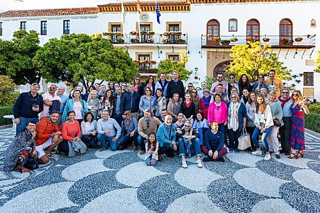Foto de familia de los acompañantes, que recorrieron el casco antiguo de Marbella.