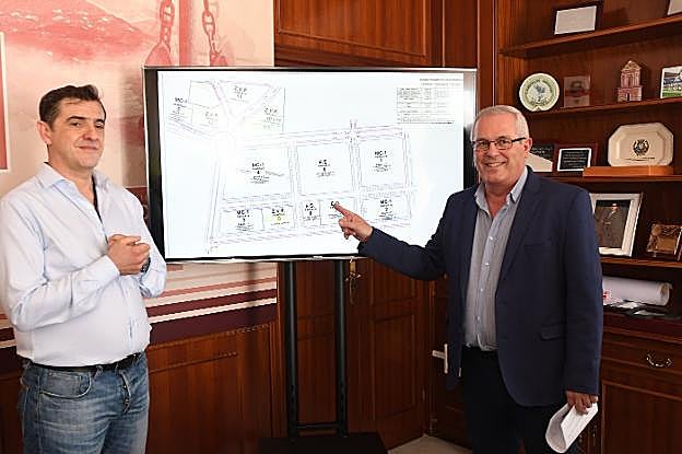 José Carlos Rojas, técnico de Urbanismo en la Tenencia, y Rafael Piña. 