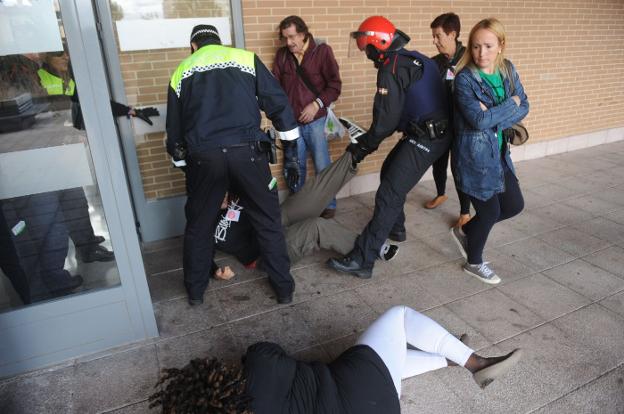 Incidentes con la Policía en un desahucio en Vitoria. :: r. c.