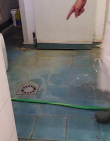 Imagen secundaria 2 - Arriba, la biblioteca situada en los bajos se cerró en 2015. Abajo, a la izquierda, estado de la impermeabilización de la cubierta. A la derecha, interior de un puesto de pescado con problemas de estanqueidad. 