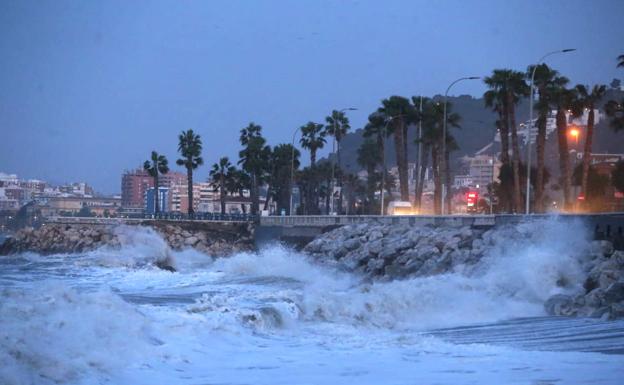 Fuerte oleaje esta mañana de miércoles en Málaga capital.