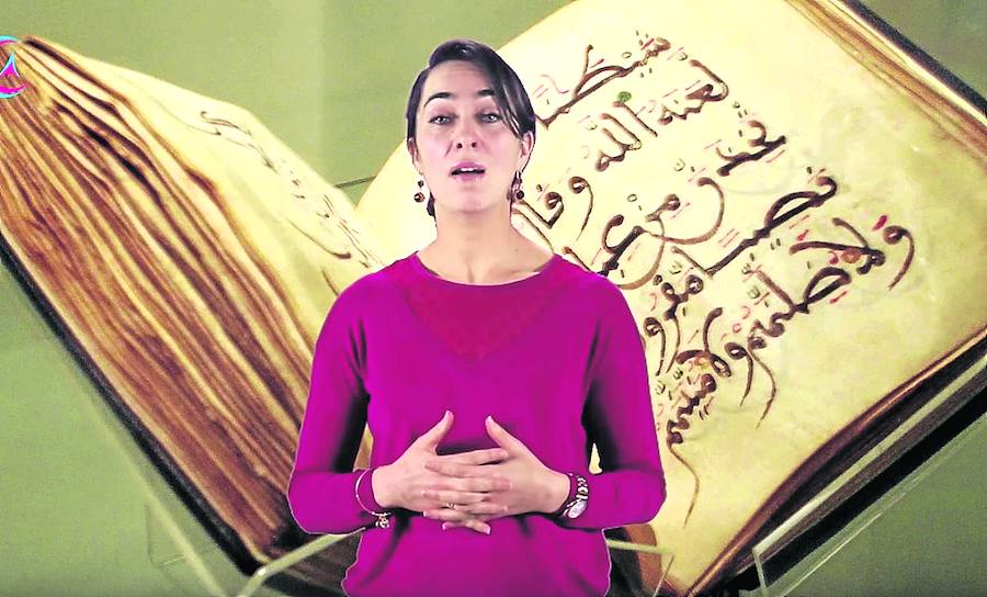La islamóloga ante un texto del Corán, en uno de sus vídeos. 