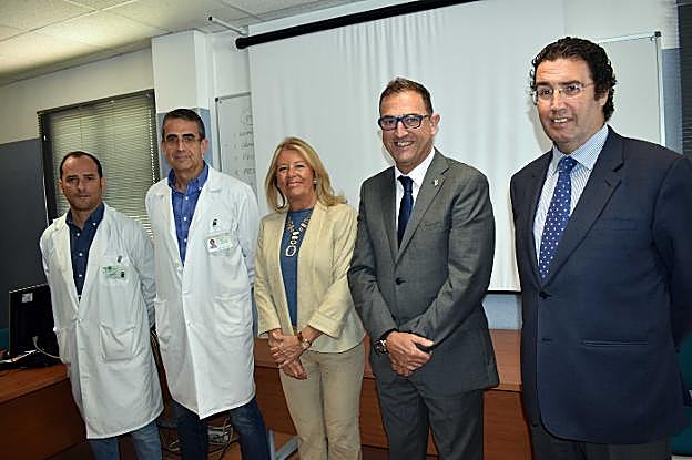 El delegado Carlos Bautista, con la alcaldesa, el edil de Sanidad y responsables de Las Albarizas. 