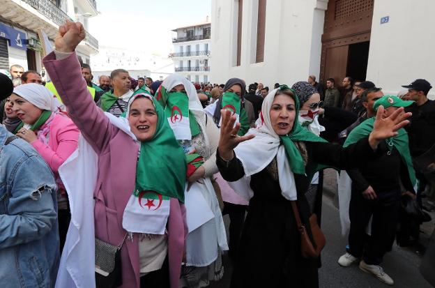 Mujeres de todas las edades mantienen un papel protagonista en las protestas que reclaman un cambio de régimen en Argelia. :: mohamed messara/ efe