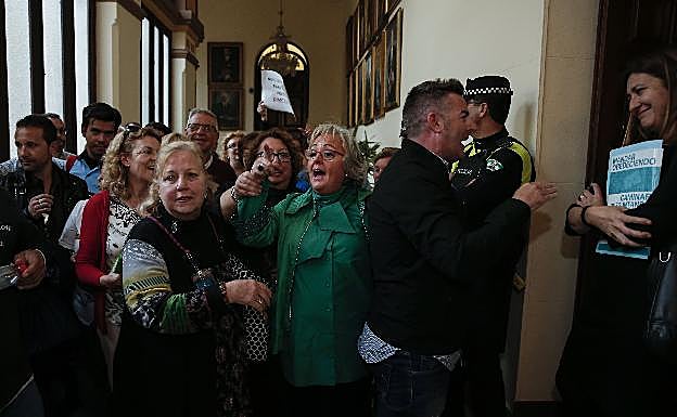 Teresa Porras, con un grupo de vecinos en el pleno sobre Villas del Arenal