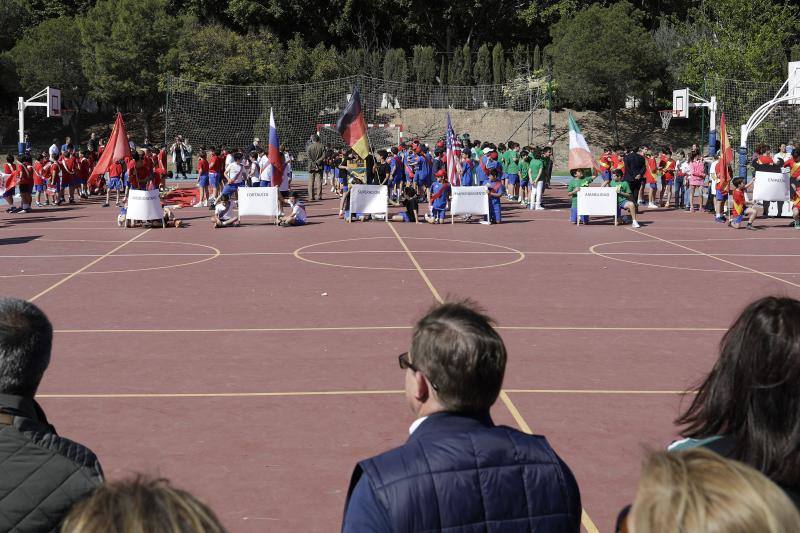 Casi medio millar de escolares han desfilado por el centro, con banderas de los distintos países, para recordar los valores olímpicos