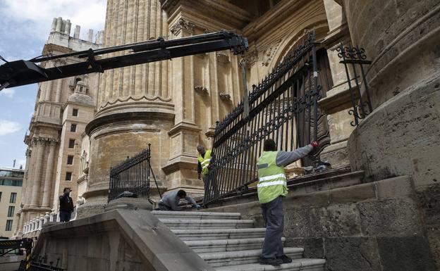 Galería. Así se ha retirado una verja de la Catedral para la Semana Santa