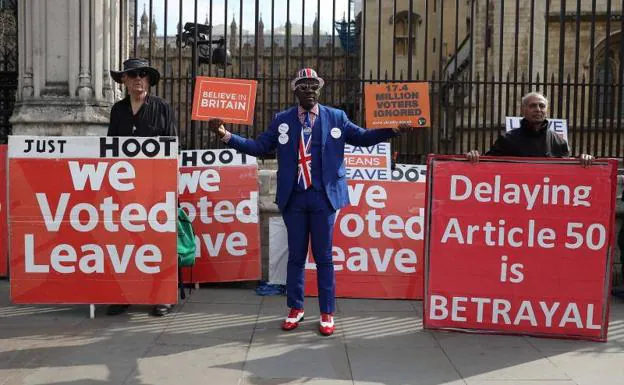 Un grupo de 'brexiters' se manifiestan frente al Parlamento de Westminster.