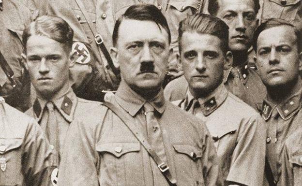 Adolf Hitler rodeado de sus fieles. 