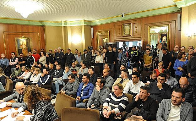 El salón de plenos se llenó de trabajadores del Ayuntamiento. 
