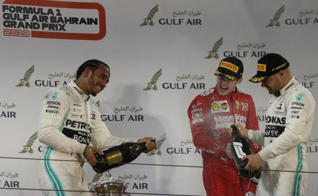 Lewis Hamilton, celebrano su triunfo en Baréin junto a Leclerc y Bottas. 