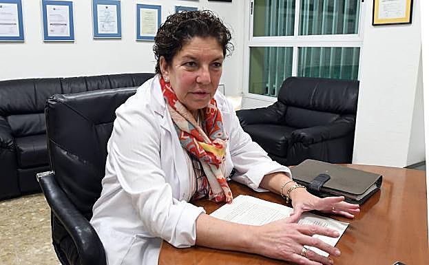 Luisa Lorenzo, en su despacho, durante la entrevista con SUR. 