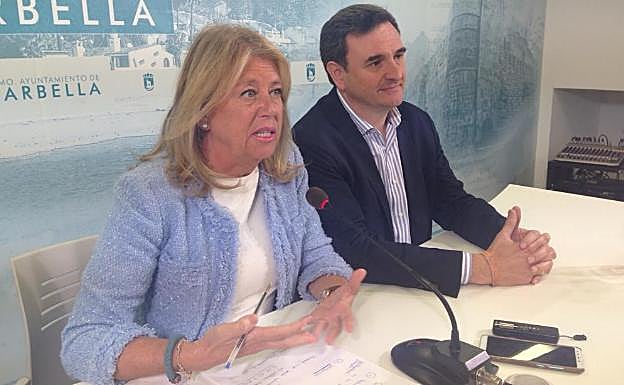 La alcaldesa de Marbella, Ángeles Muñoz, hoy, junto al portavoz municipal, Félix Romero . 