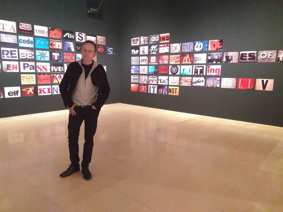 El creador malagueño firma en el museo nacional una ambiciosa retrospectiva que repasa cuatro décadas de trayectoria