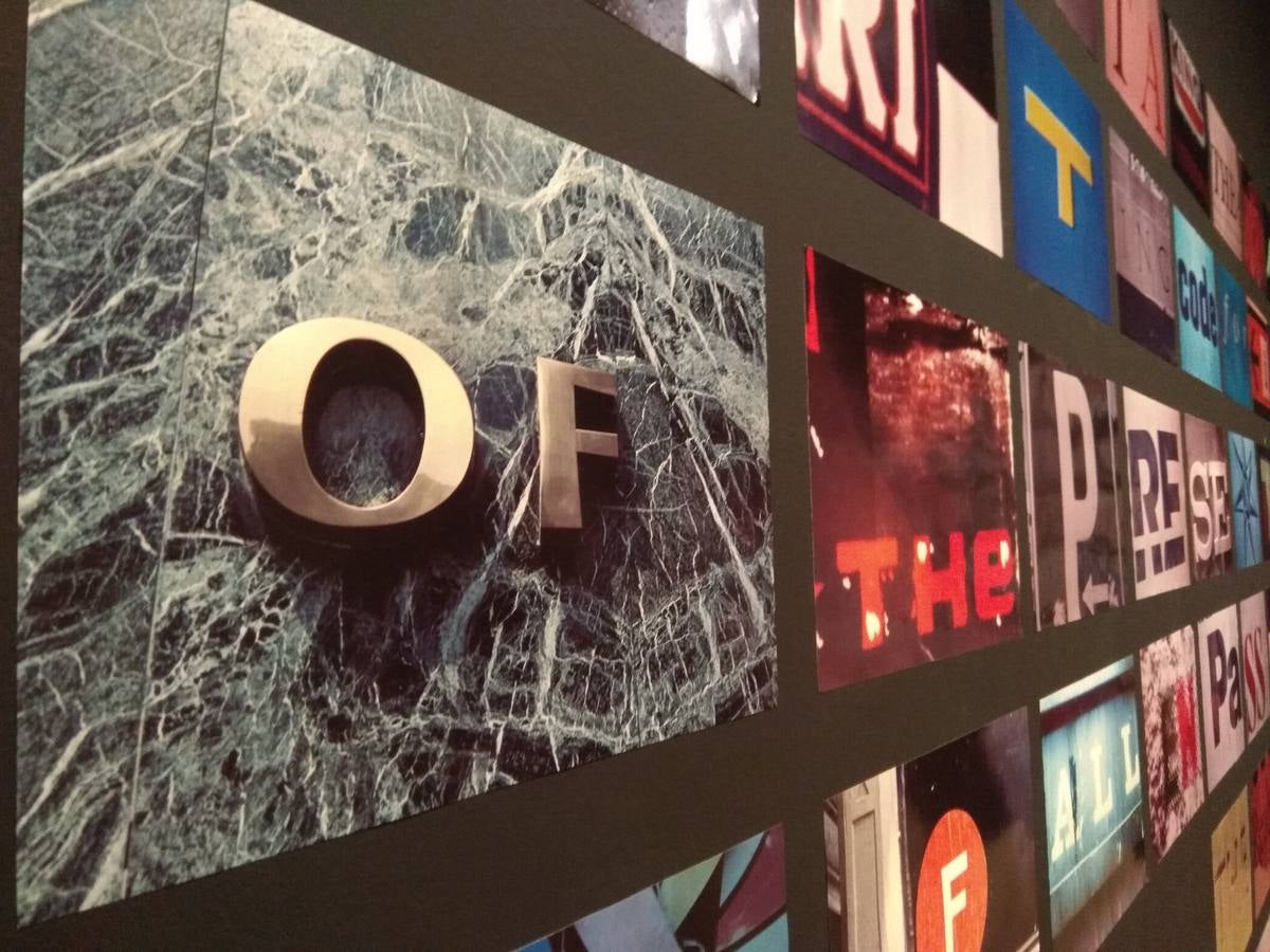 El creador malagueño firma en el museo nacional una ambiciosa retrospectiva que repasa cuatro décadas de trayectoria