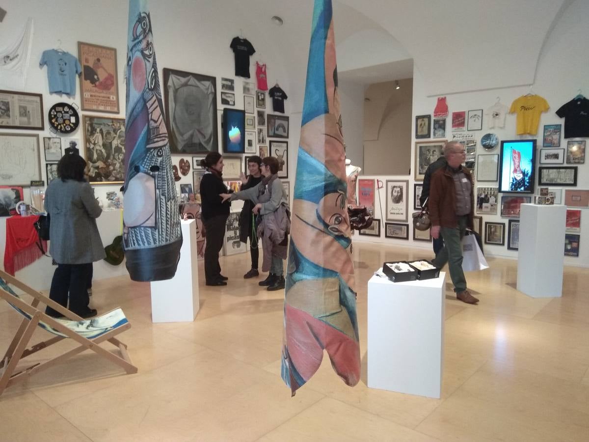 El creador malagueño firma en el museo nacional una ambiciosa retrospectiva que repasa cuatro décadas de trayectoria