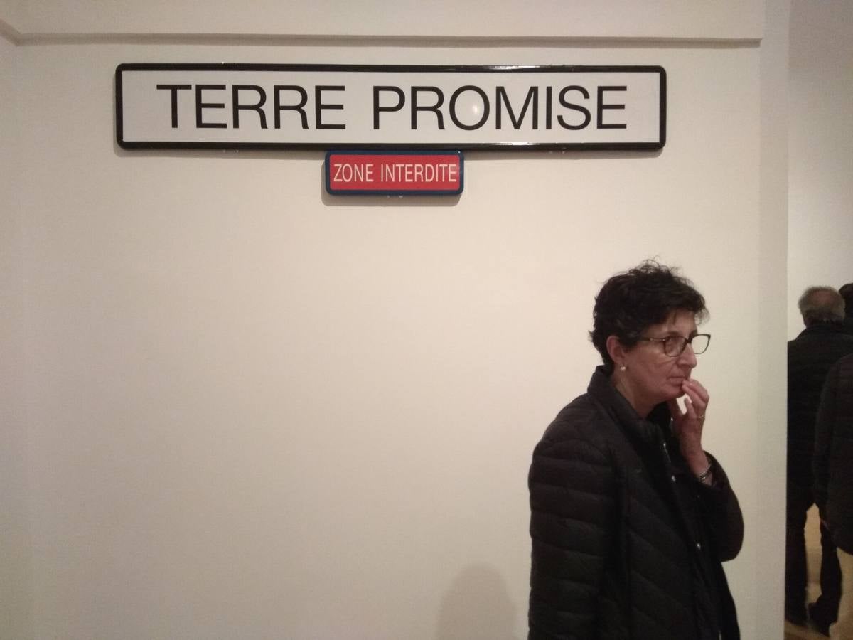 El creador malagueño firma en el museo nacional una ambiciosa retrospectiva que repasa cuatro décadas de trayectoria