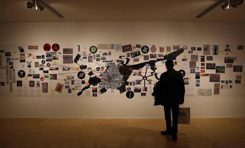 El creador malagueño firma en el museo nacional una ambiciosa retrospectiva que repasa cuatro décadas de trayectoria