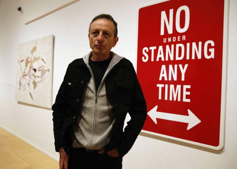 El creador malagueño firma en el museo nacional una ambiciosa retrospectiva que repasa cuatro décadas de trayectoria