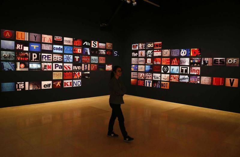 El creador malagueño firma en el museo nacional una ambiciosa retrospectiva que repasa cuatro décadas de trayectoria